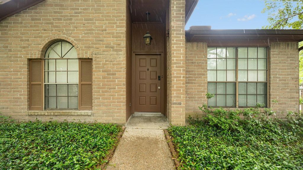 Photo of 2702 Meandering Trail, Houston, TX 77339 (MLS # 33962293)