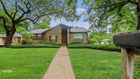 Photo of 2702 Meandering Trail, Houston, TX 77339 (MLS # 33962293)