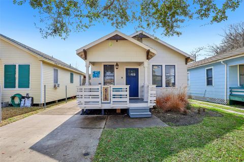 Photo of 4715 Avenue P 1/2, Galveston, TX 77551 (MLS # 19077244)