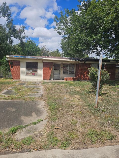Photo of 319 E Delz Drive, Houston, TX 77022 (MLS # 41700717) Photo of 319 E Delz Drive, Houston, TX 77022 (MLS # 41700717)