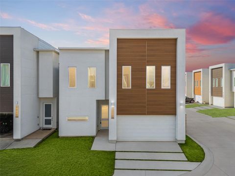 Photo of 5519 Paraiso Place, Houston, TX 77091 (MLS # 10388951)