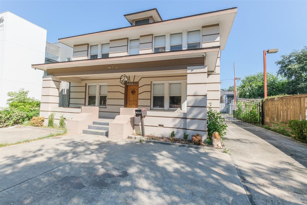 Photo of 1716 Richmond Avenue #1, Houston, TX 77098 (MLS # 55099353)