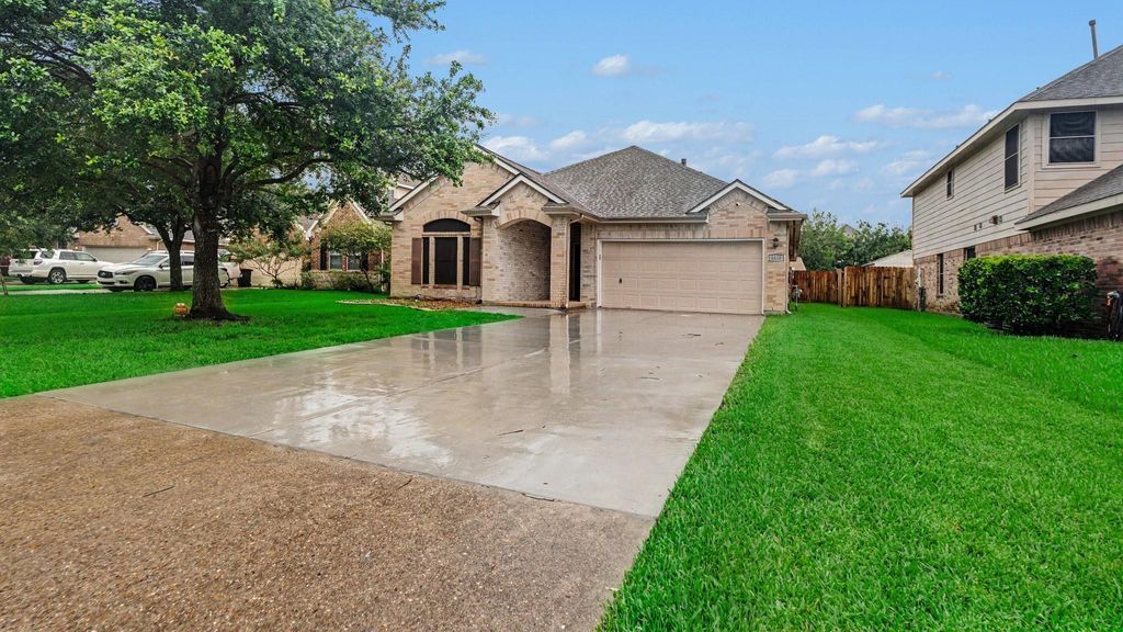 Photo of 8410 Piping Rock St, Baytown, TX 77523 (MLS # 24978338)