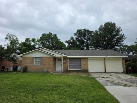 Homes For Sale - 118 Outlook Drive<br/> Houston, TX 77034