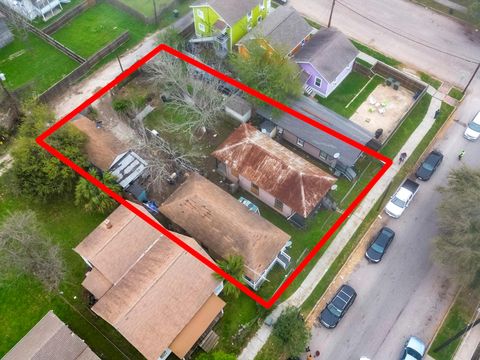 Photo of 2806 Avenue L, Galveston, TX 77550 (MLS # 38646600)