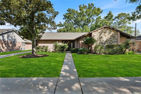 Photo of 5830 Yarwell Drive, Houston, TX 77096 (MLS # 5746323)