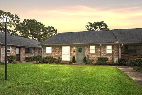 Photo of 177 W Tri Oaks Lane #177, Houston, TX 77043 (MLS # 29687780)