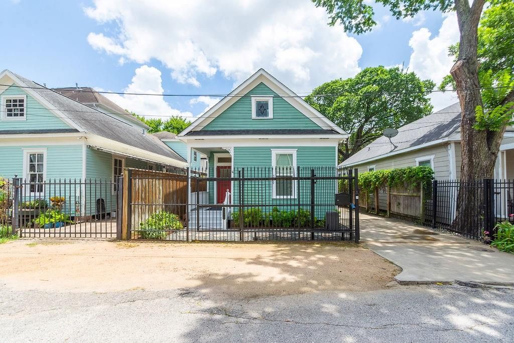 Photo of 3909 Barnes Street, Houston, TX 77007 (MLS # 31626637)