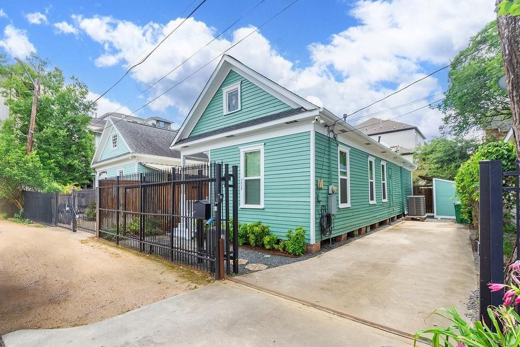 Photo of 3909 Barnes Street, Houston, TX 77007 (MLS # 31626637)