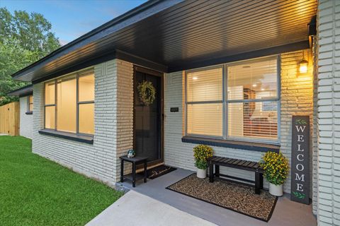 Photo of 1301 Gulf Street, Pasadena, TX 77502 (MLS # 58236564)