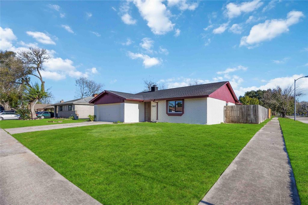 Photo of 2302 Green Knoll Drive, Houston, TX 77067 (MLS # 37150387)