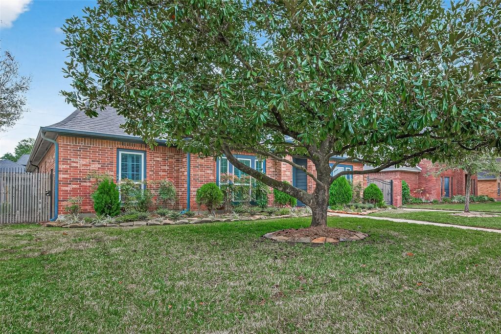Photo of 1010 Mill Valley Drive, Sugar Land, TX 77498 (MLS # 13543124)