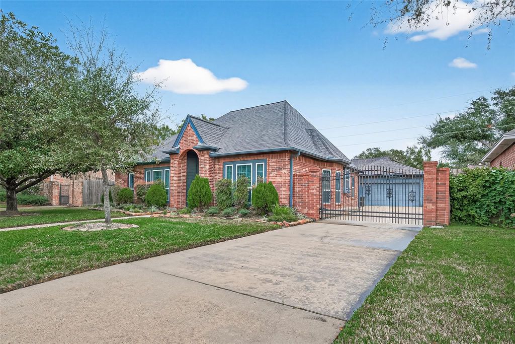 Photo of 1010 Mill Valley Drive, Sugar Land, TX 77498 (MLS # 13543124)