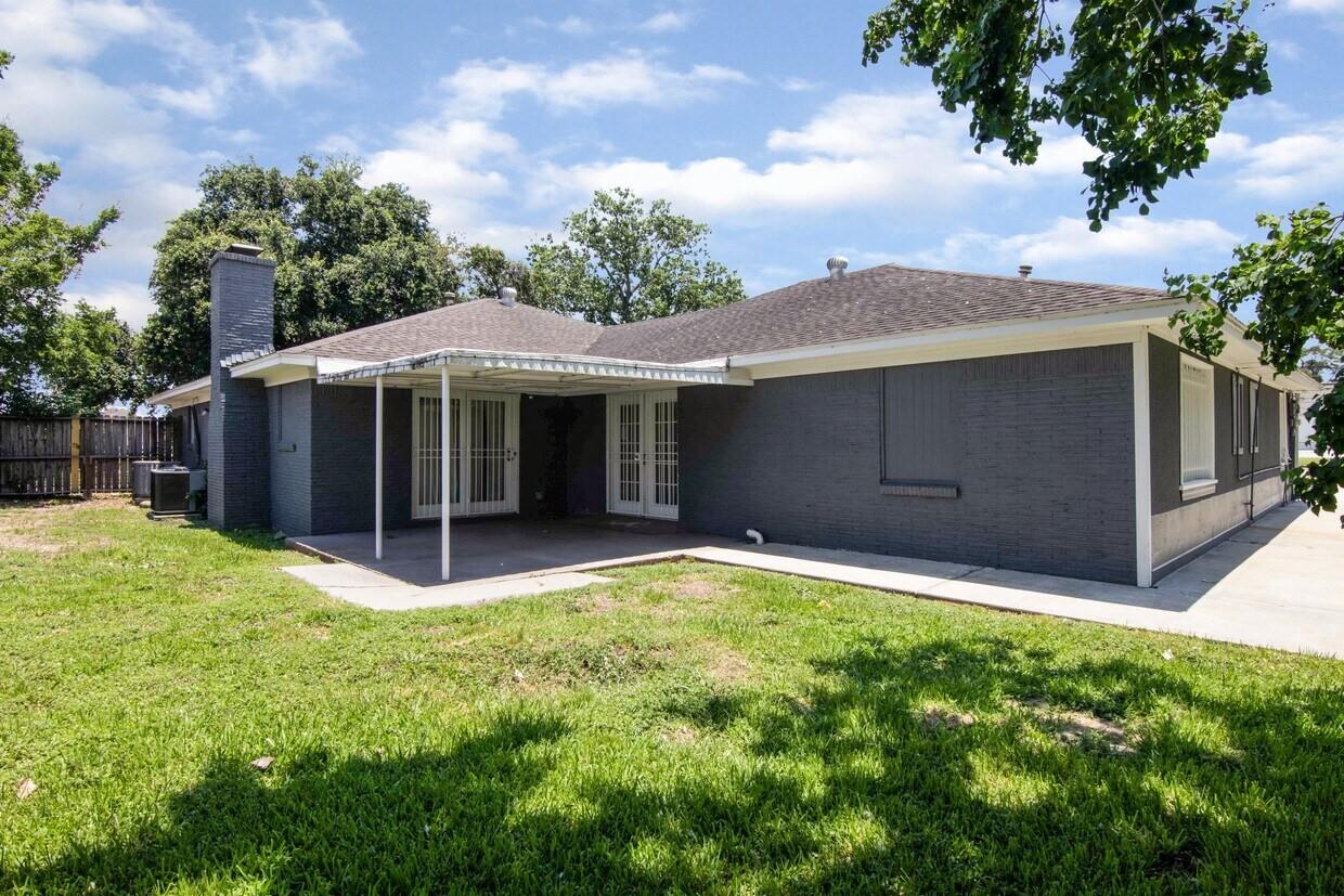 825 Fairmont Parkway