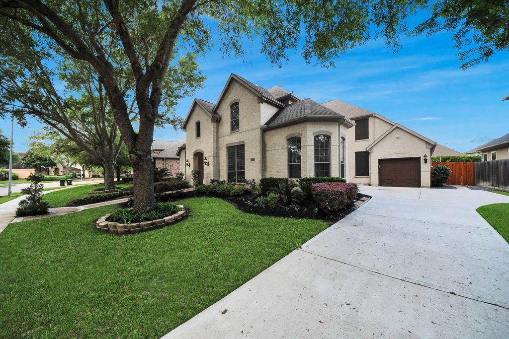 Photo of 1807 Ravenel Lane, Sugar Land, TX 77479 (MLS # 22061230)