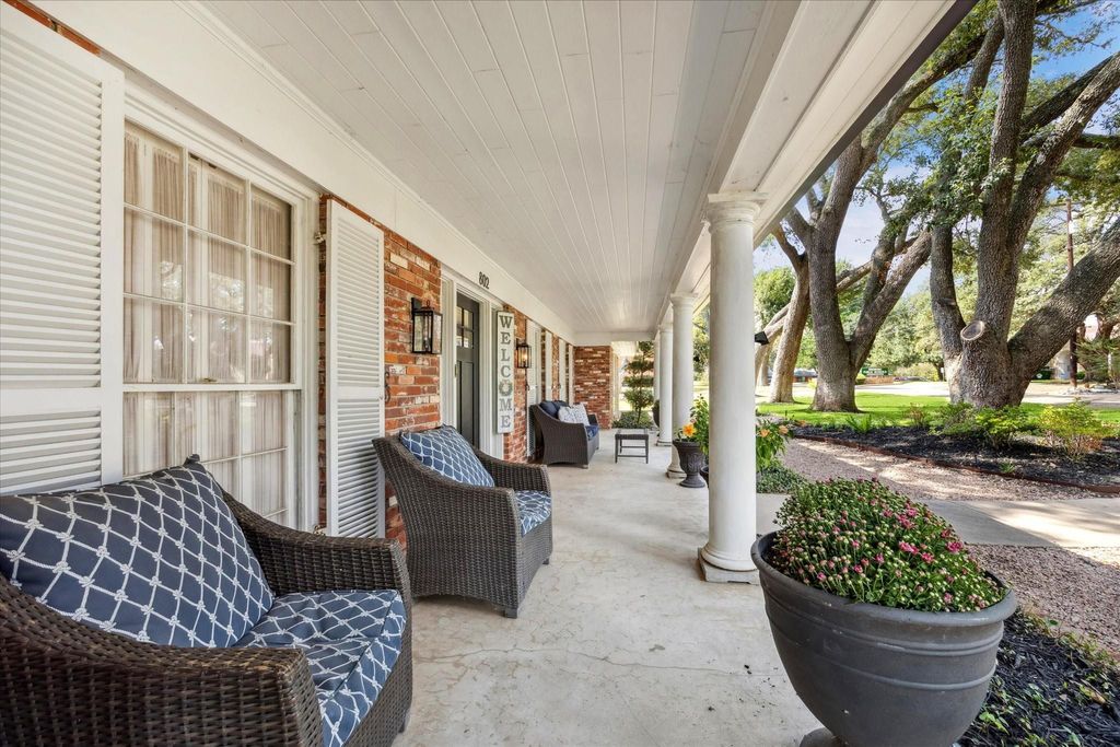 Photo of 802 E Mansfield Street, Brenham, TX 77833 (MLS # 50081867)