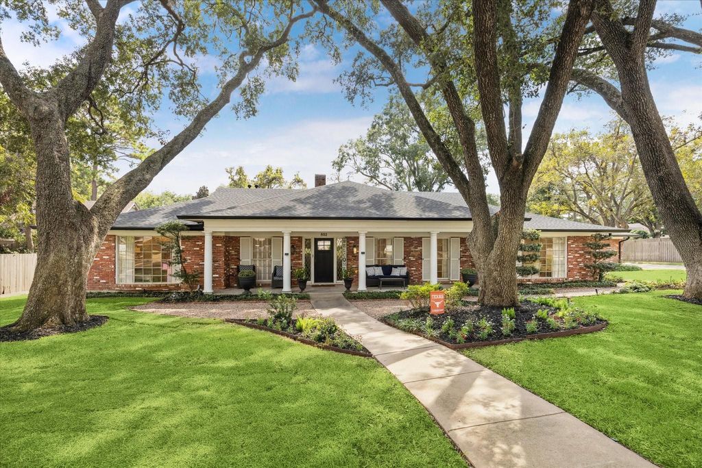 Photo of 802 E Mansfield Street, Brenham, TX 77833 (MLS # 50081867)
