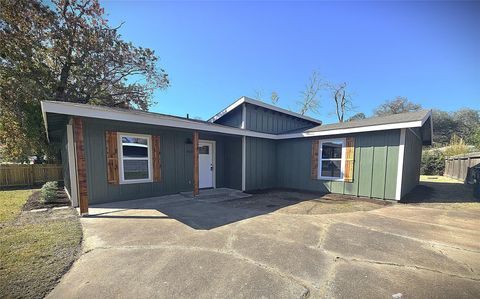 Photo of 917 E Myrtle Street, Angleton, TX 77515 (MLS # 36719366)
