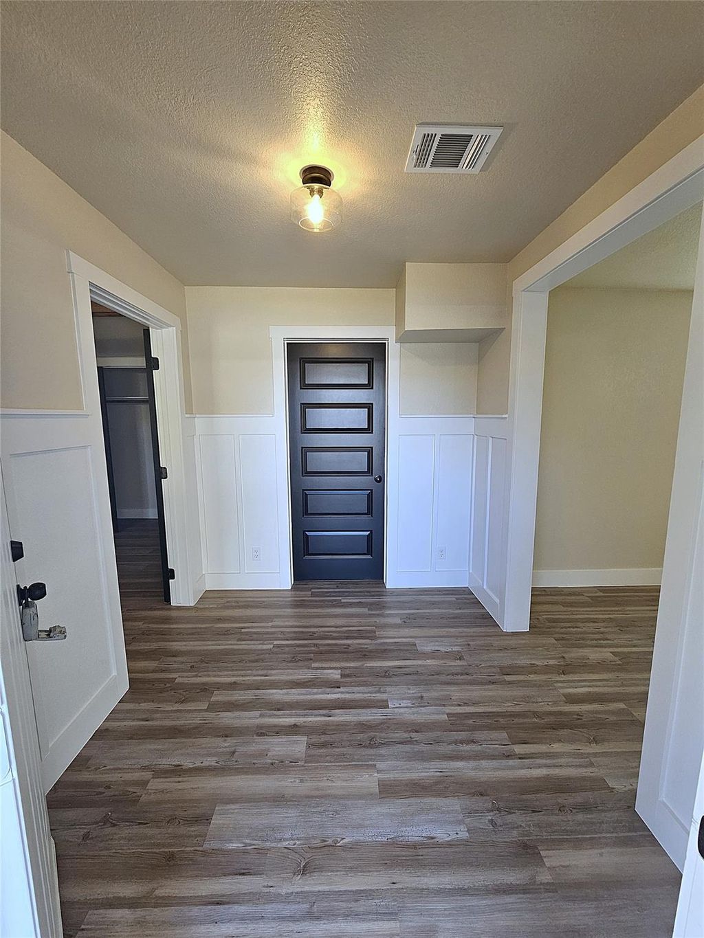 Photo of 917 E Myrtle Street, Angleton, TX 77515 (MLS # 36719366)