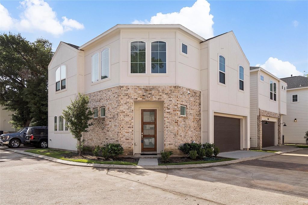Photo of 7702 West Side Villas Lane, Houston, TX 77055 (MLS # 32122948)