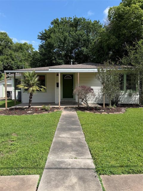 Photo of 1002 W Willis Street, Alvin, TX 77511 (MLS # 30379859)