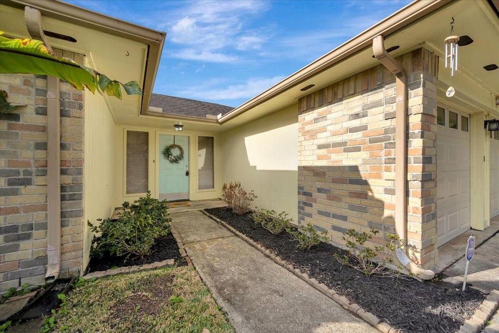 Photo of 1818 Pilgrims Point Drive, Friendswood, TX 77546 (MLS # 21850775)