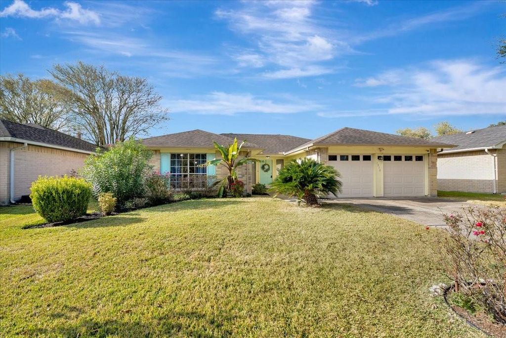 Photo of 1818 Pilgrims Point Drive, Friendswood, TX 77546 (MLS # 21850775)