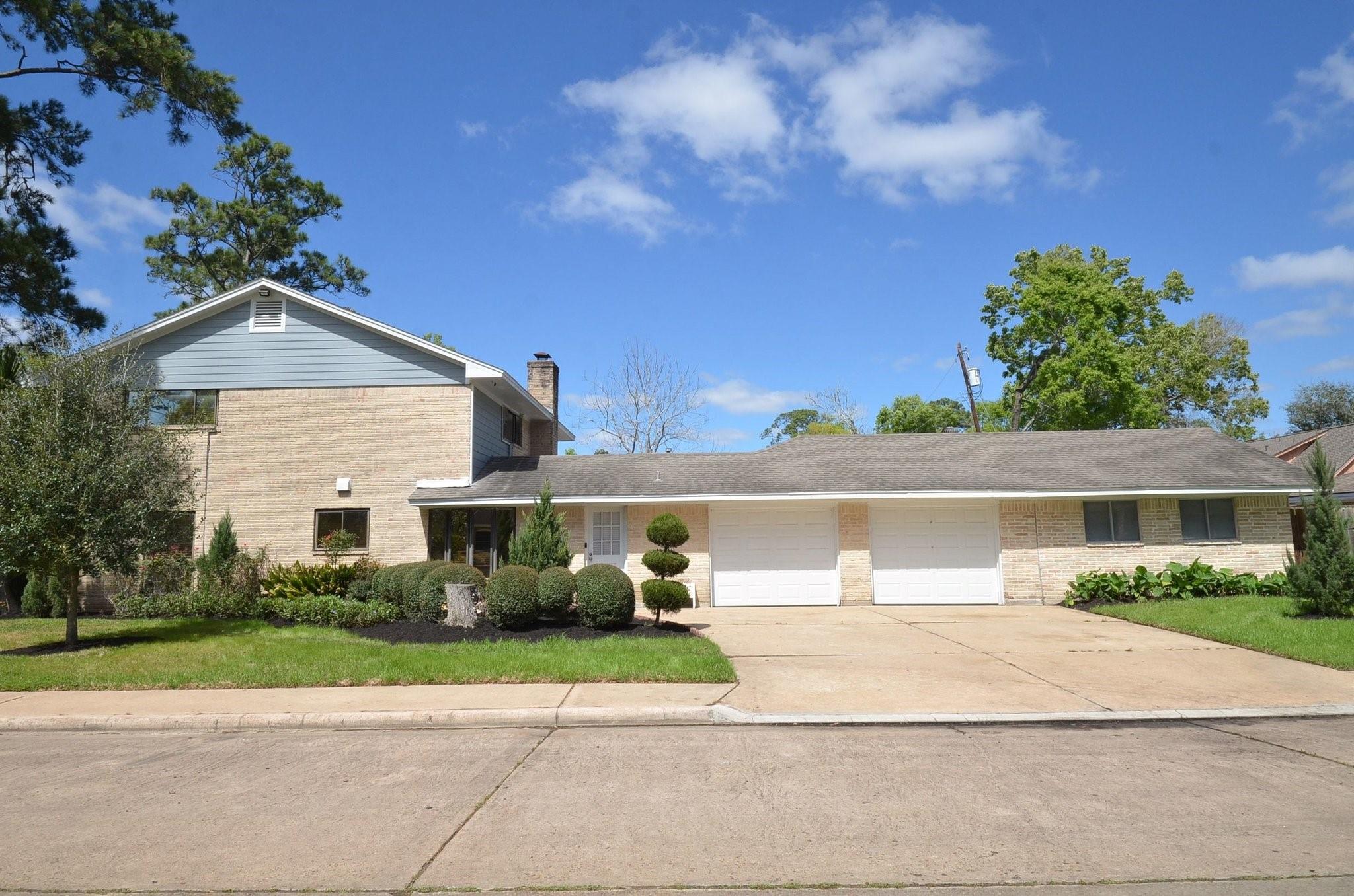 2711 Williamsburg Drive