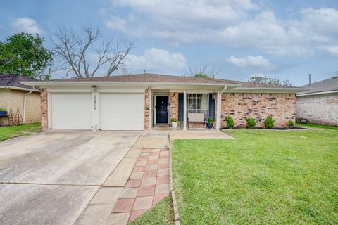 Photo of 11819 S Nottingham Circle, Houston, TX 77071 (MLS # 84083808)