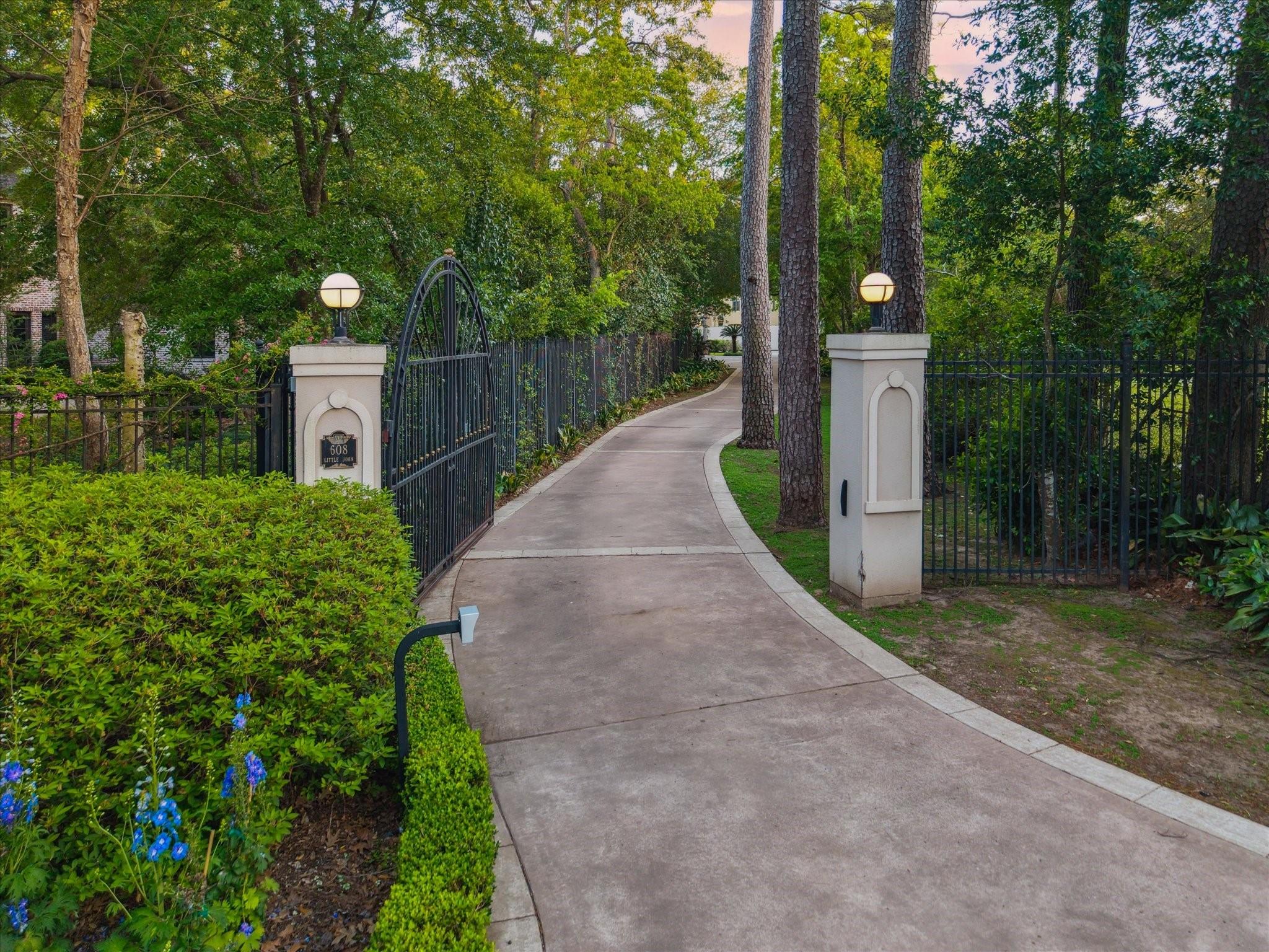608 Little John Lane
