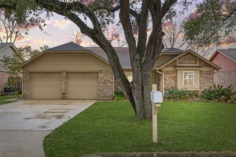 Photo of 103 Brigadoon Lane, Friendswood, TX 77546 (MLS # 86935391)