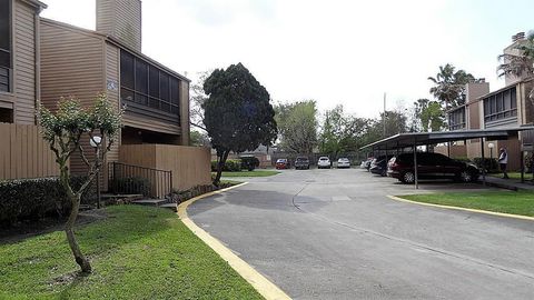 Townhouse For Rent - 10555 Turtlewood Court #516<br/> Houston, TX 77072