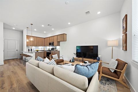Photo of 1586 W Tidwell Road, Houston, TX 77091 (MLS # 93943991)