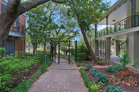Photo of 11550 Chimney Rock Road #324, Houston, TX 77035 (MLS # 30951374)