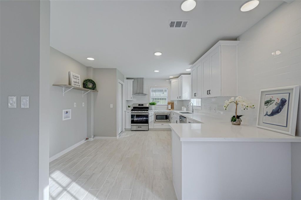 Photo of 1914 Lynnview Drive, Houston, TX 77055 (MLS # 16603556)