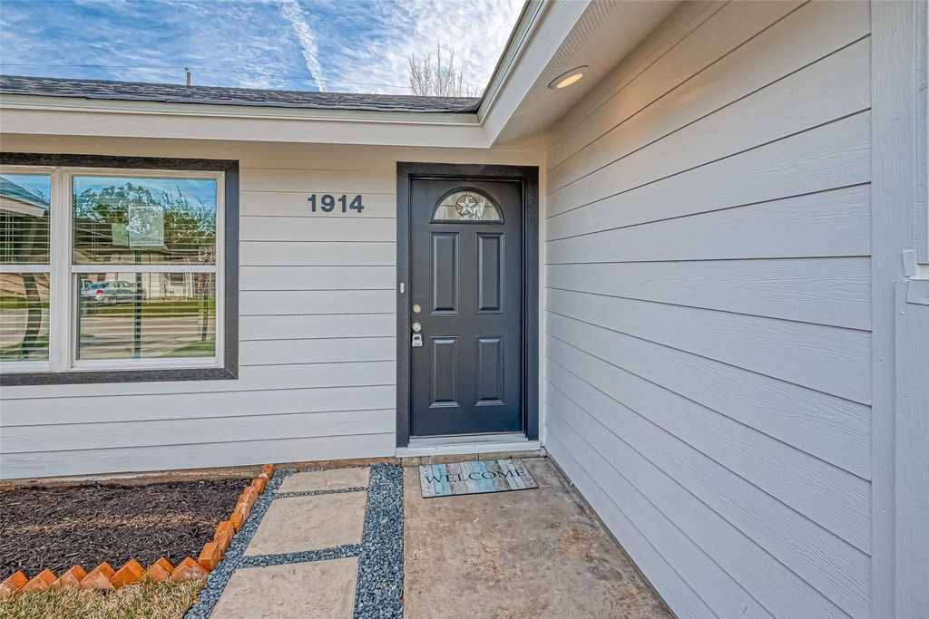 Photo of 1914 Lynnview Drive, Houston, TX 77055 (MLS # 16603556)