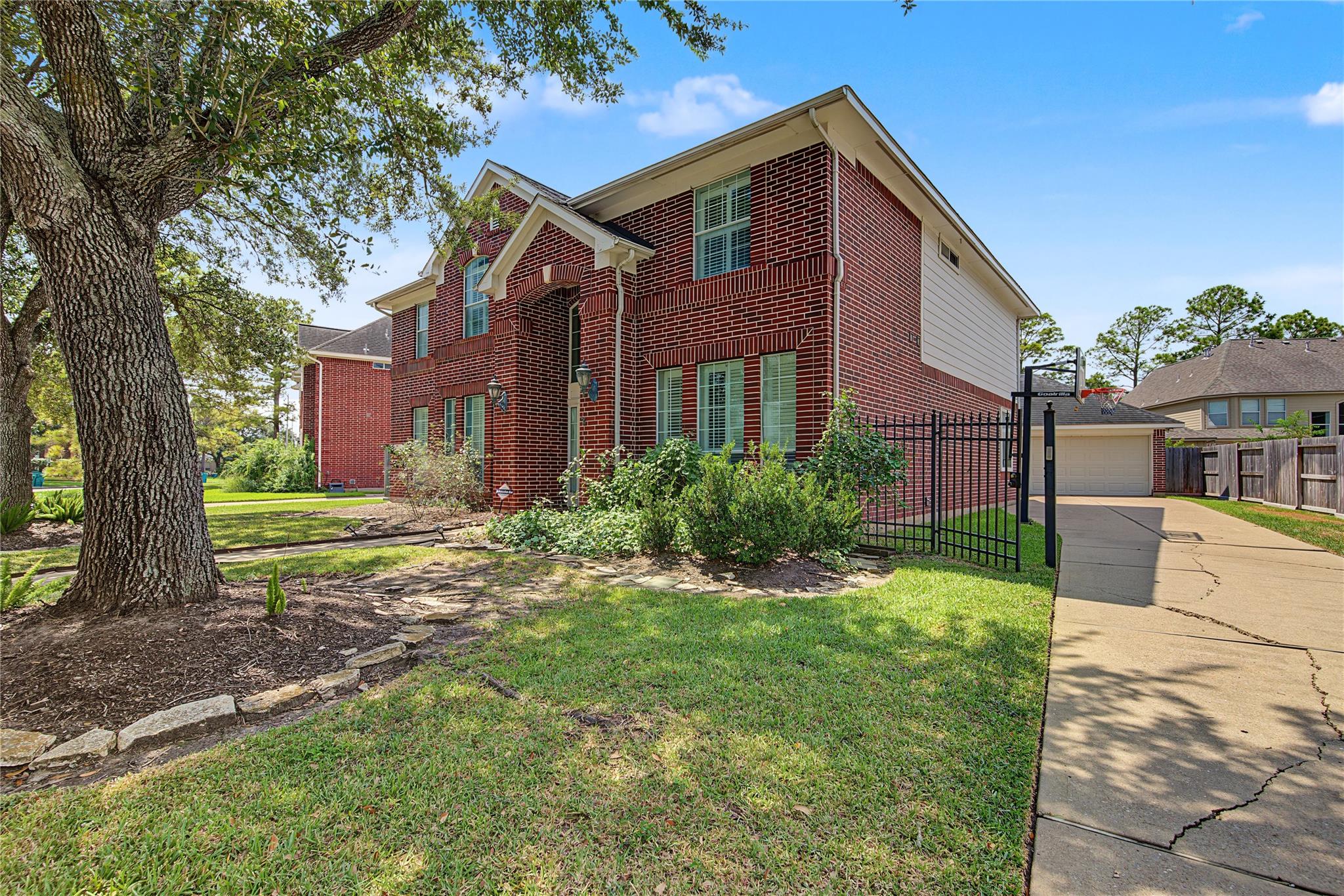 2422 Lansing Circle