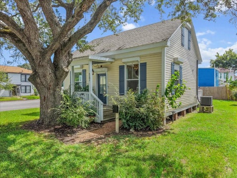 Photo of 4201 Avenue R, Galveston, TX 77550 (MLS # 46461854)