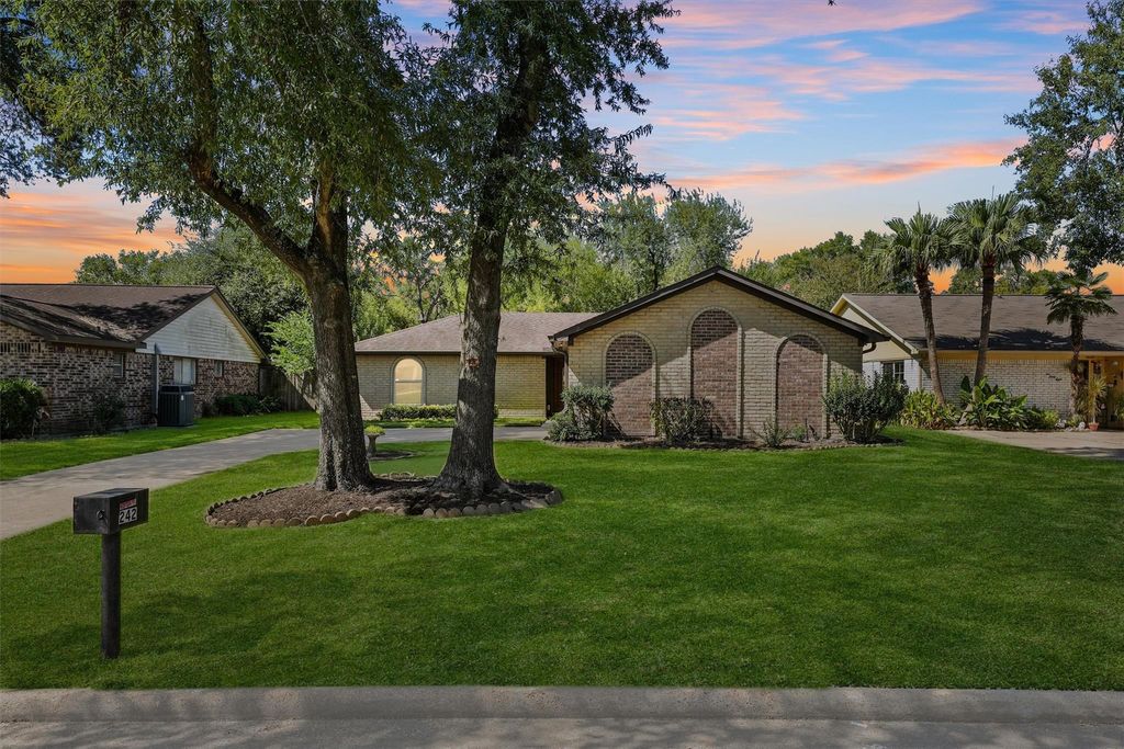 Photo of 242 Blackwater Lane, Houston, TX 77015 (MLS # 47532227)