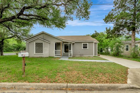 Photo of 1705 Avondale Street, Victoria, TX 77901 (MLS # 49279499)