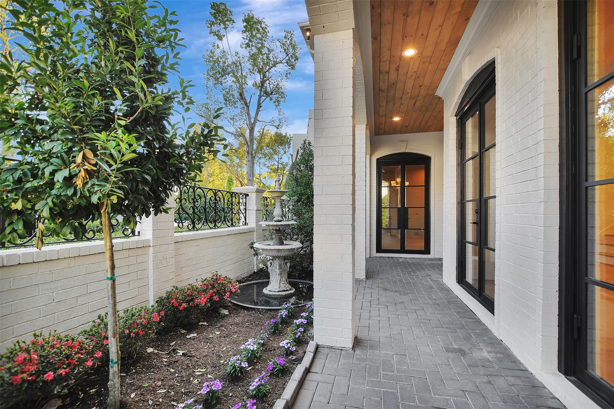 74 Briar Hollow Lane