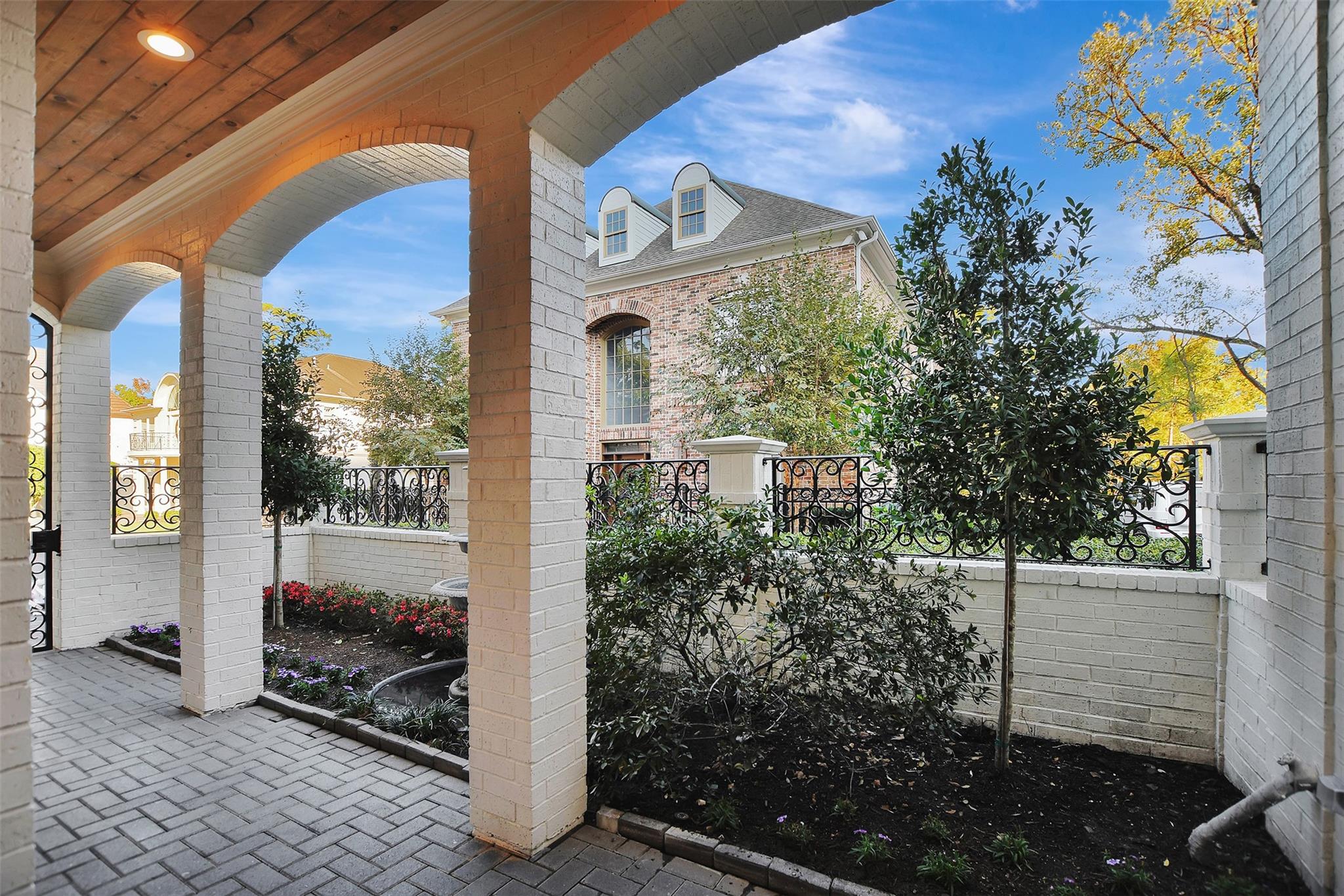 74 Briar Hollow Lane