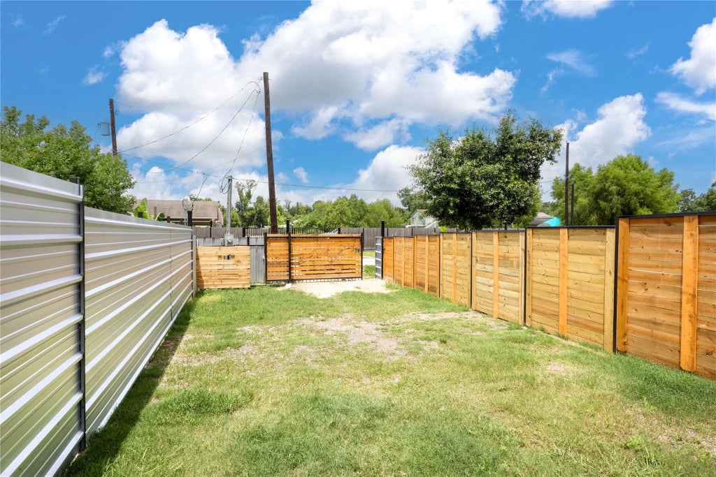 Photo of 10930 Exeter Street #B, Houston, TX 77093 (MLS # 76298704)