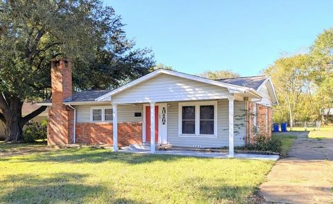 Photo of 109 Charles Street, Crockett, TX 75835 (MLS # 3981115)