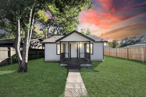 Photo of 3206 Melbourne Street, Houston, TX 77026 (MLS # 87137336)