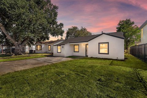 Photo of 7109 Saint Augustine Street, Houston, TX 77021 (MLS # 68961940) Photo of 7109 Saint Augustine Street, Houston, TX 77021 (MLS # 68961940)