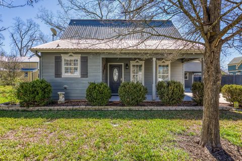 Homes For Sale - 210 W Bell Street<br/> Fayetteville, TX 78940