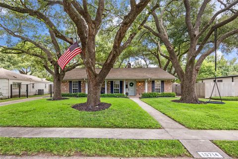 Photo of 10714 Piping Rock Lane, Houston, TX 77042 (MLS # 15877112)