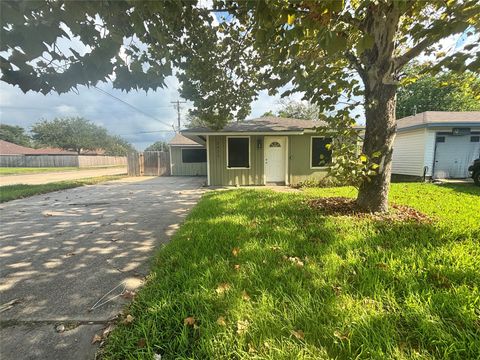 Photo of 2432 38th Avenue N, Texas City, TX 77590 (MLS # 86725263) Photo of 2432 38th Avenue N, Texas City, TX 77590 (MLS # 86725263)