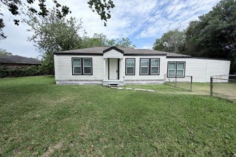 Photo of 1112 3rd Street, La Marque, TX 77568 (MLS # 61047541)